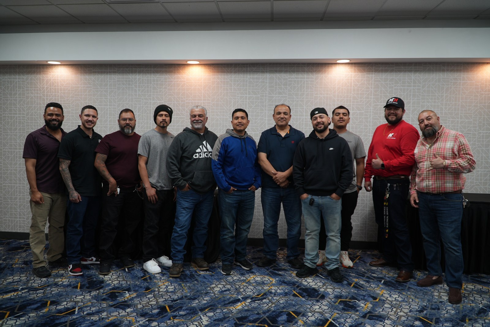 Integrantes del equipo de Campbell Bay Electric reunidos con Energize Us EDU