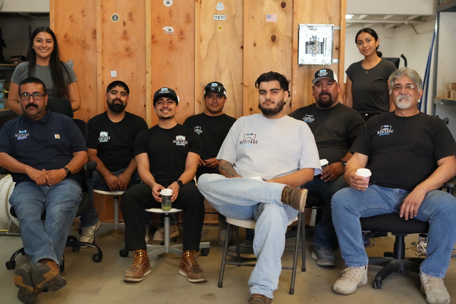 Equipo de Heritage Electric sentado durante una visita de Energize Us EDU